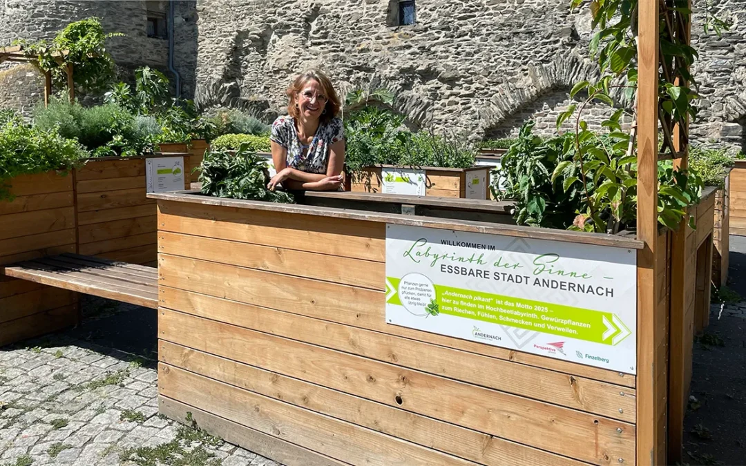 Sonja Schöntauf im Kräutergarten vor der Stadtmauer der »essbaren Stadt Andernach«